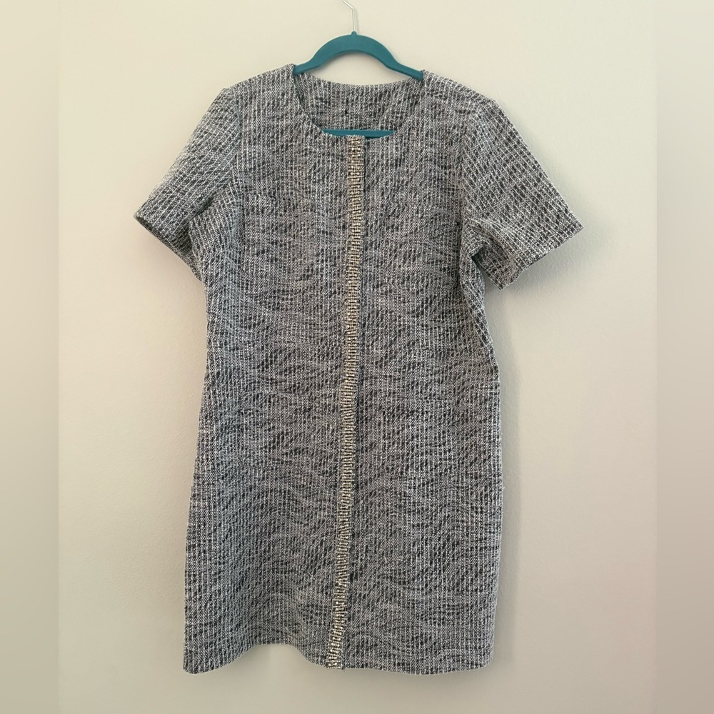 Textured Short-Sleeve Shift Dress with Center Trim - Grey/Black